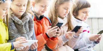 बच्चों में मोबाइल के लिए पागलपन तक नशा, 69 फीसदी बच्चों के पास मोबाइल या टेबलेट, 74 फीसदी यूट्यूब, 61 फीसदी गेमिंग के शौकीन, अभिभावक परेशान, कंपनियों की चांदी कट रही