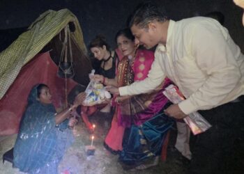 रुद्रपुर की गलियों में बाँटी खुशियाँ: ड्रीमर्स केयर फाउंडेशन ने जरूरतमंदों संग मनाई दिवाली